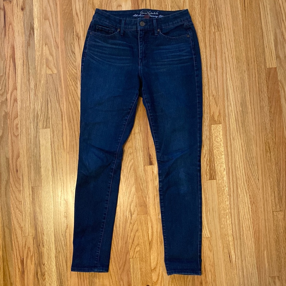 Women’s dark jeans, size 6.